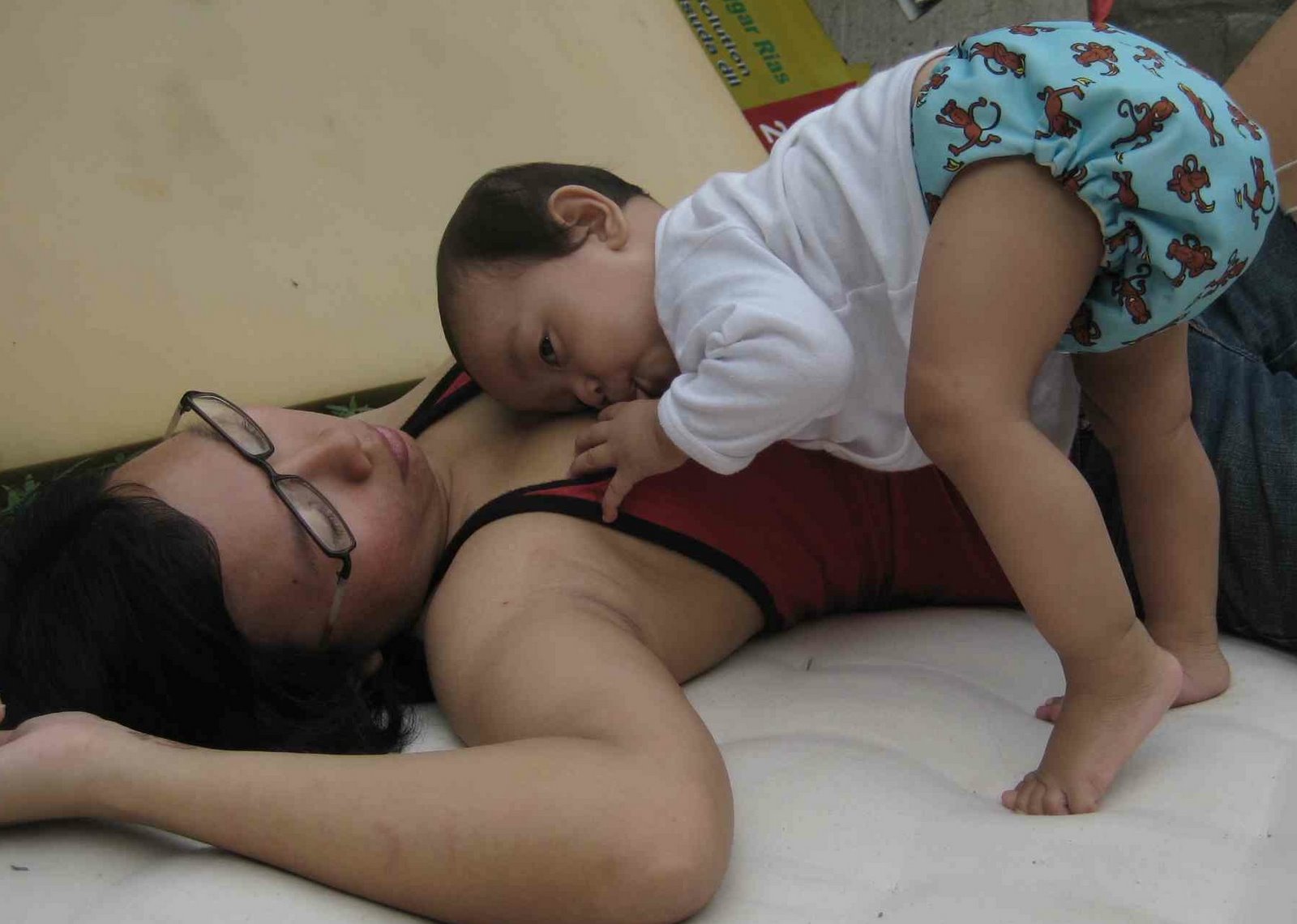 Breastfeeding versus teething – TALE ABOUT NOMAD